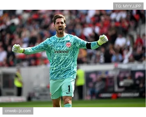 特写:关键瞬间,法兰克福门将特拉普扑出点球后策动快速反击得分 特写:关键瞬间,法兰克福门将特拉普扑出点球后策动快速反击得分