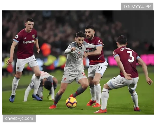 英冠升级关键战：利兹联球员在暴雨中拼抢，球衣沾满泥浆